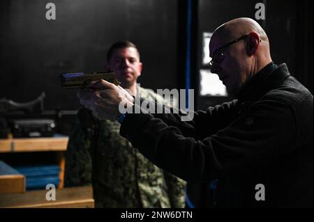 GREAT LAKES, Ill. (23 gennaio 2023) Gunner's Mate 1st Classe Nathan A. Fontaine, a sinistra, un istruttore al comando di addestramento sistemi di combattimento di superficie Great Lakes, Supervisiona il Master Chief Petty Officer della Marina finlandese Aarne-Juhani Tak sparando una pistola da M18 sul simulatore virtuale di arma da fuoco presso la Gunner's Mate 'A' School durante una visita ai siti di addestramento per l'accesso alla Stazione Navale dei grandi Laghi. La visita ha incluso visite guidate e una discussione sul reclutamento di marinai attraverso la loro Formazione scolastica e ha ospitato MCPONs da Finlandia, Svezia, Danimarca e Norvegia. Foto Stock