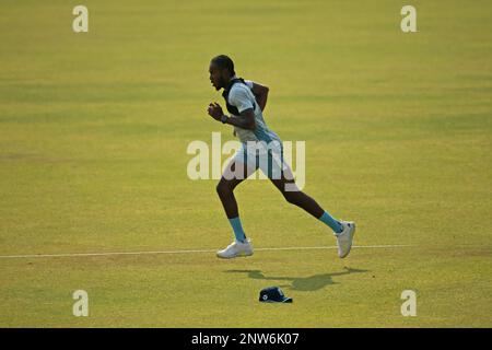 Inghilterra veloce bowler Jofra Chioke Archer durante la pratica al Sher-e-Bangla National Cricket Stadium, Mirpur, Dhaka, Bangladesh. Il Jos Buttler-guidato Foto Stock