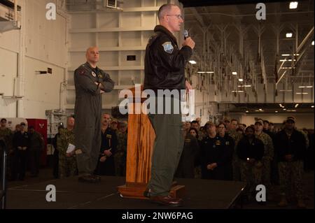 230113-N-PQ495-1074 SAN DIEGO (13 gennaio 2023) il capitano P. Scott Miller, a destra, ufficiale comandante della portaerei di classe Nimitz USS Carl Vinson (CVN 70), e il capitano Erik Kenney, ufficiale esecutivo di Vinson, si rivolgono all'equipaggio durante una chiamata a tutte le mani. Vinson è attualmente pierside nel suo homeport di San Diego. Foto Stock