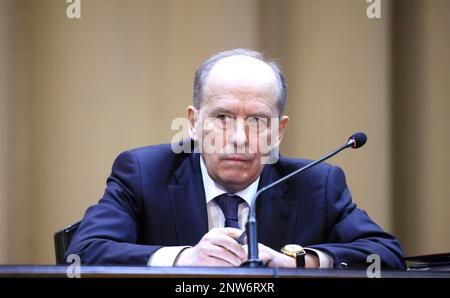 Mosca, Russia. 28th Feb, 2023. Alexander Bortnikov, direttore russo del FSB, ascolta le parole del presidente Vladimir Putin alla riunione annuale del Consiglio dei servizi di sicurezza federale il 28 febbraio 2023 a Mosca, Russia. Credit: Gavriil Grigorov/Kremlin Pool/Alamy Live News Foto Stock