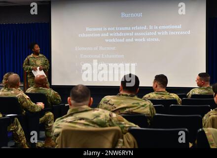 Il consulente senior Tony L. Whitehead, il MARE del Capo della Guardia Nazionale, partecipa a un workshop congiunto di sviluppo professionale il 02 febbraio 2023 presso la Joint base Elmendorf-Richardson, ad Anchorage, Alaska, nell'ambito di una visita di stato. Durante il workshop, il direttore della salute psicologica per la Guardia Nazionale dell'Alaska Army ha fornito una sessione di prevenzione della salute e del burnout per aiutare i membri del servizio a comprendere i segni di esaurimento emotivo, fisico e mentale causati da stress eccessivo e prolungato. Whitehead ha fornito una riflessione personale sull'argomento e sull'importanza del riconoscimento Foto Stock