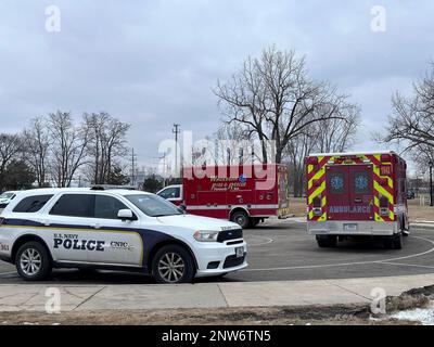 GREAT LAKES, Ill. (7 febbraio 2023) i soccorritori della base navale Great Lakes e le comunità circostanti rispondono a uno sparatutto attivo simulato come parte dell'esercizio Citadel Shield-Solid Curtain 2023 presso il National Museum of the American Sailor vicino al cancello principale della base navale Great Lakes il 7 febbraio. Esercizio Citadel Shield-Solid Curtain 2023 è un esercizio di protezione della forza antiterrorismo in due parti che viene condotto a livello nazionale sulle installazioni della Marina, 6 febbraio 17. L'esercizio annuale non risponde ad alcuna minaccia specifica, ma viene utilizzato per valutare la disponibilità della flotta e dell'installazione Foto Stock