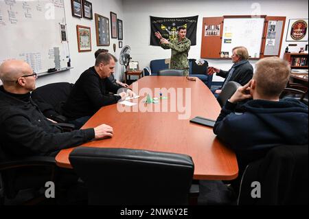 GREAT LAKES, Ill. (23 gennaio 2023) Capo del comando Nate Hon, di stanza con il comando di addestramento dei sistemi di combattimento di superficie Great Lakes (SCSTC GL), Discute il processo di formazione con il Master di cooperazione della Difesa nordica Chief Petty Officers of the Navy (MCPON) delle SCSTC GL 'A' Schools durante una visita ai siti di formazione per l'adesione della Stazione Navale dei grandi Laghi. La visita ha incluso visite guidate e una discussione sul reclutamento di marinai attraverso la loro formazione scolastica “A” e ha ospitato MCPONs provenienti da Finlandia, Svezia, Danimarca e Norvegia. Foto Stock