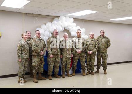 Indiana National Guard Major. Gen. Timothy Thombleson, centro, 38th° divisione fanteria generale, pone con il suo personale di comando prima della cerimonia di cambio di comando dell'unità, dove ha rinunciato al comando di Brig. Gen. Dan Degelow a Indianapolis, Domenica, 22 gennaio 2023. Foto della Guardia Nazionale Indiana di Sgt. Chelsea Gilman Foto Stock