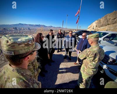 Gen. Scott Spellmon, comandante generale, USA Corpo dell'esercito degli ingegneri, parla con i rappresentanti dell'acqua di El Paso del progetto di gestione del rischio di alluvione di El Paso (Cebada centrale) da un punto panoramico a El Paso, Texas, 25 gennaio 2023. Foto Stock