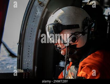 230215-N-EL850-1025 MEDITERRANEO (15 febbraio 2023) Naval Air Crewman (elicottero) 3rd Classe Morgan Way, assegnato a Helicopter Sea Combat Squadron (HSC) 5, si trova nella finestra di un elicottero MH-60s Nighthawk durante le operazioni di volo, 15 febbraio 2023. Carrier Air Wing (CVW) 7 è la componente offensiva di Carrier Strike Group (CSG) 10 e George H.W. Boccola CSG. Gli squadroni del CVW-7 sono Strike Fighter Squadron (VFA) 143, VFA-103, VFA-86, VFA-136, Carrier Airborne Early Warning Squadron (VAW) 121, Electronic Attack Squadron (VAQ) 140, HSC-5 e Helicopter Maritime St Foto Stock