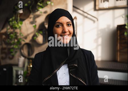 Ritratto di donna araba con velo sorridente. Foto Stock