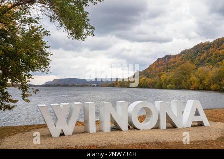 East Lake Winona con il cartello di Winona e Sugar Loaf Bluff in lontananza raggiungendo quasi 85 piedi nel cielo a Winona, Minnesota USA. Foto Stock