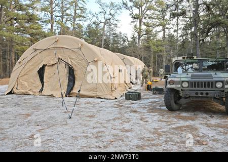 I soldati del 104th Engineer Battalion si stanno allestendo a Bivouac 13 per il fine settimana del 3 febbraio per l'addestramento sul complesso Fort Dix Range. (Immagini fornite dagli Stati Uniti Centro di supporto per la formazione ASA Fort Dix (TSC) / Dan Amburg) Foto Stock