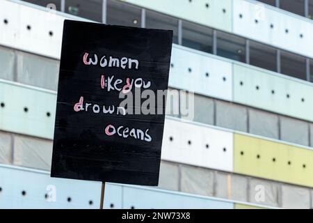 Berlino, Germania 3/8/2020 segno di protesta improvvisato che critica il sistema sociale patriarcale. giornata internazionale della donna a berlino. Foto Stock