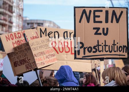 Berlino Germania 3/8/2020 il cartello di protesta di fortuna in tedesco recita “No alla prostituzione”. Manifestazione Women Fighting Day 8m, Giornata internazionale della donna Foto Stock