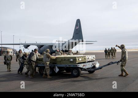 STATI UNITI Air Force Airmen assegnato alla 366th Fighter Wing scaricare attrezzature da un C-130J Super Hercules presso Magic Valley Regional Airport a Twin Falls, Idaho, 26 gennaio 2023. I militari assegnati al 366th FW hanno utilizzato l'aeroporto come una posizione di emergenza simulata durante l'esercizio di combattimento agile Raging Gunfighter 23-1. Foto Stock
