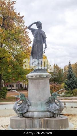 Statua della principessa Wenonah, una principessa indiana Sioux che saltò da una scogliera piuttosto che sposare un uomo che non amava; a Windom Park a Winona, Minn. Foto Stock