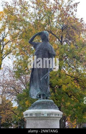 Statua della principessa Wenonah, una principessa indiana Sioux che saltò da una scogliera piuttosto che sposare un uomo che non amava; a Windom Park a Winona, Minn. Foto Stock