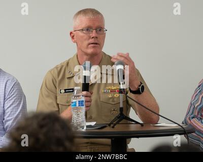 Durante un evento del municipio organizzato dall'Agenzia per la protezione ambientale (EPA), Stati Uniti John Wade, comandante, Joint Task Force-Red Hill, risponde a una domanda al Consiglio e Centro dei veterani di Oahu a Honolulu, Hawaii 18 gennaio 2023. Il municipio ha facilitato le domande e le risposte sull'ordine di consenso dell'EPA Red Hill 2023. Foto Stock