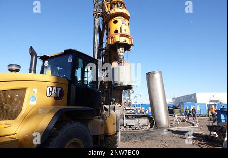 Amburgo, Germania. 28th Feb, 2023. Un carro di perforazione a rotazione si sfora nel terreno nel sito della centrale a carbone di Moorburg, smantellata. Per la costruzione della superstrada Est A26 prevista attraverso il porto di Amburgo, la società di progetto federale ha iniziato un'ulteriore esplorazione del suolo. Nel sito della centrale a carbone di Moorburg, dismessa, è in corso da questa settimana il cosiddetto campionamento delle pile. (A dpa 'indagini sul suolo per la costruzione del A26 Est ad Amburgo-Moorburg') Credit: Lilli Kleine/dpa/Alamy Live News Foto Stock