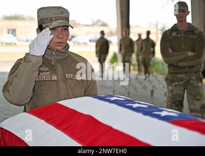 Base comune San Antonio Honor Guard member Airman 1st Class Dilnara Dolkun saluta una cassa pesata durante l'addestramento di dettaglio funerale a JBSA-Lackland, Texas, 20 gennaio 2023. La squadra della guardia d'onore di base offre onorificenze funebri militari per i membri attivi, i pensionati e i veterani. Foto Stock