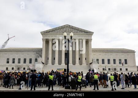 Washington, Stati Uniti. 28th Feb, 2023. I sostenitori del perdono di prestito degli studenti si riuniscono di fronte agli Stati Uniti Corte Suprema a Washington, DC martedì 28 febbraio 2023. La Corte Suprema inizia ad ascoltare le argomentazioni Martedì sopra le amministrazioni Biden piano di cancellare oltre $400 miliardi di dollari di debito degli studenti. Photo by Tasos Katopodis/UPI Credit: UPI/Alamy Live News Foto Stock