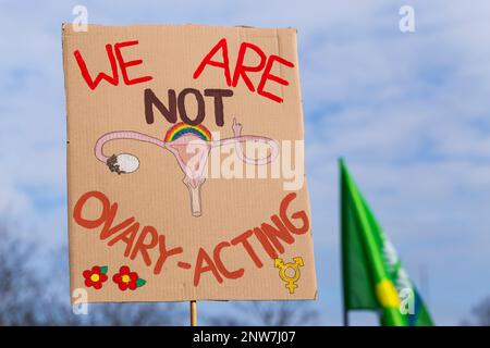 Berlino, Germania 3/8/2020 Giornata internazionale della donna marzo a Berlino. Segno di protesta improvvisato che recita: “Noi non agiamo in Ovaio”. Donne giorno di combattimento De Foto Stock