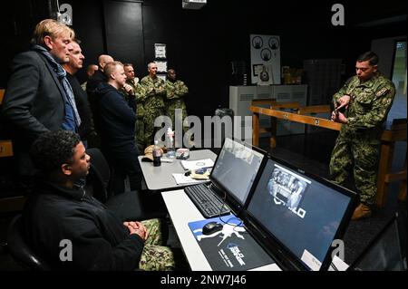 GREAT LAKES, Ill. (23 gennaio 2023) Gunner's Mate 1st Class Nathan A. Fontaine, un istruttore al Surface Combat Systems Training Command Great Lakes, spiega il rinculo provato mentre spara una pistola M18 durante una dimostrazione di addestramento delle armi di piccolo calibro per la cooperazione nordica Master Petty Officers of the Navy (MCPON), Nel corso di una visita ai siti di addestramento della base navale Great Lakes, potrai partecipare al simulatore virtuale di armi da fuoco presso la Gunner's Mate 'A' School. La visita comprendeva visite guidate e una discussione sul reclutamento di marinai attraverso la loro Formazione scolastica e ha ospitato MCPONs dalla Finlandia, Svezia; Foto Stock