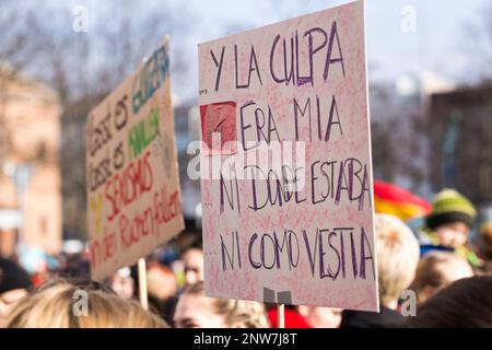 Berlino Germania 3/8/2020 Giornata internazionale della donna marzo, segno di protesta di fortuna in spagnolo: “E non è colpa mia dove ero o come mi vestivo”. Foto Stock