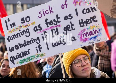 Berlino, Germania 3/8/2020 Giornata internazionale della donna 8M marzo. Una giovane donna ha un segno di protesta improvvisato che critica la struttura patriarcale Foto Stock