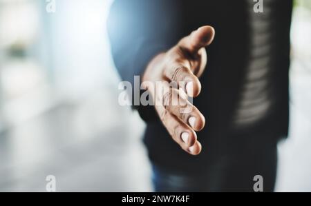 Diventa partner commerciali. Primo piano di un uomo d'affari irriconoscibile che estende una stretta di mano in un ufficio. Foto Stock