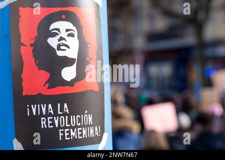 Berlino Germania 3/8/2020 chiusura di un poster in spagnolo che recita: “Viva la rivoluzione delle donne” durante la manifestazione della Giornata internazionale della donna Foto Stock