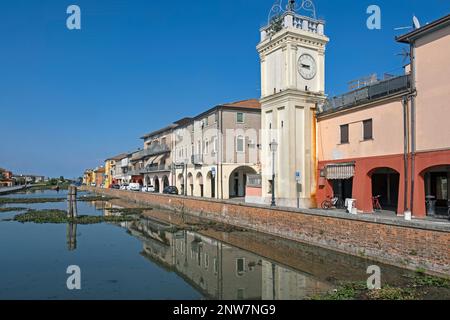 Canale di Loreo / canale di Loreo e il campanile civico nel borgo di Loreo, Provincia di Rovigo, Veneto, Italia Foto Stock