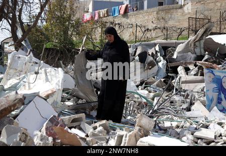 Gerusalemme, Israele. 28th Feb, 2023. Una donna è in mezzo alle macerie dopo che l'insediamento palestinese di Ihab al-Husayni è stato demolito dalle forze israeliane per non aver presumibilmente ottenuto un permesso nel quartiere Jabal Mukaber di Gerusalemme est. Credit: SOPA Images Limited/Alamy Live News Foto Stock