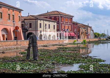 Canale di Loreo / canale di Loreo nel villaggio Loreo, Provincia di Rovigo, Veneto, Italia Foto Stock