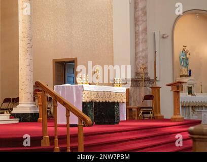 Adorazione del Santissimo Sacramento sull'altare del santuario della Basilica di San Stanislaus Catholic Church, Winona, Minnesota. Foto Stock