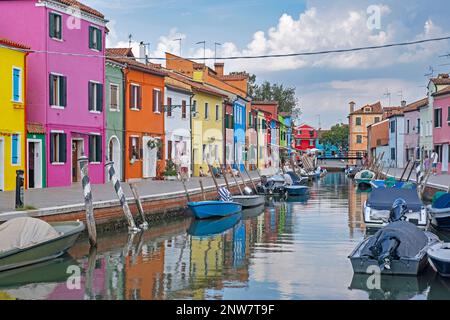 Case dai colori vivaci lungo il canale di Burano, isola nella laguna veneta vicino a Venezia, Veneto, Italia settentrionale Foto Stock
