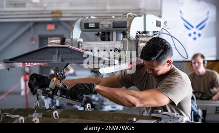 Senior Airman Kaaiakea Kaopuiki, 20th membro dell'equipaggio di carico dell'unità di manutenzione dell'aeromobile, assicura una munizioni inerte a un camion-elevatore durante una competizione di carico di armi alla base dell'aeronautica militare di Barksdale la, 11 gennaio 2023. Questi eventi trimestrali aumentano la preparazione al combattimento e la competenza tecnica attraverso il lavoro di squadra e la competizione. Foto Stock