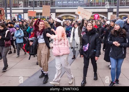 Berlino, Germania 3/8/2020 le giovani donne celebrano e ballano per strada durante la manifestazione della Giornata Internazionale della Donna “Festa dei combattimenti” 8M Foto Stock