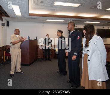 David Adams, comandante, attività della flotta Sasebo (CFAS), parla ai marinai e ai membri della famiglia di Sasebo durante una cerimonia di naturalizzazione al CFAS 22 febbraio 2023. STATI UNITI Citizenship and Immigration Services and Region Legal Service Office Western Pacific ha collaborato per condurre la cerimonia di naturalizzazione al CFAS consentendo ai marinai di diventare cittadini degli Stati Uniti. Foto Stock