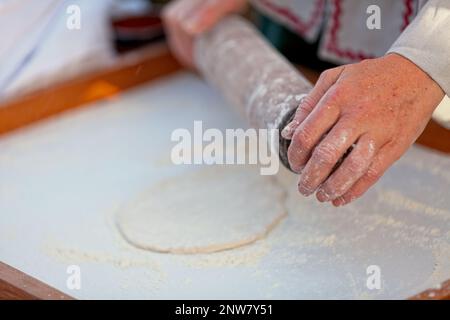 Panettiere medievale che fa un fouace, (noto anche come fouée). Si tratta di un pane rotondo e arioso dalla Francia occidentale (Touraine e Angiò regione della Loira va Foto Stock