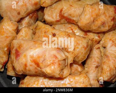 Involtini di cavolo con riso e verdure altre. Sarmale prodotto in Romania Foto Stock