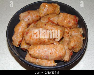 Involtini di cavolo con riso e verdure altre. Sarmale prodotto in Romania Foto Stock
