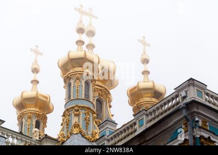 Il Palazzo di Caterina, Tsarskoye Selo, San Pietroburgo. Le cupole dorate sono sotto il cielo nuvoloso Foto Stock