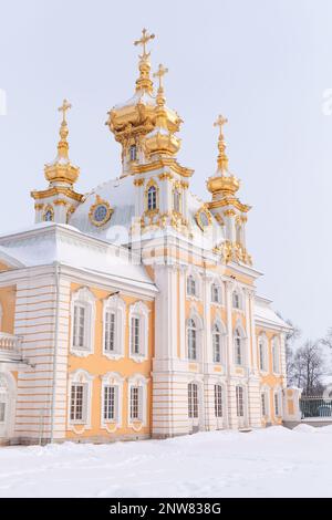 Chiesa dei Santi Pietro e Paolo in una giornata invernale. Peterhof, St Petersburg, Russia. Foto verticale. Fu costruita nel 1747-1751 dall'architetto Rastrelli Foto Stock