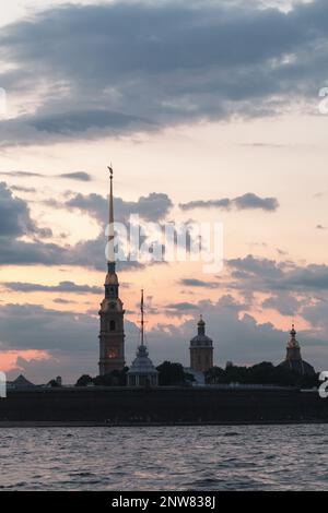 La silhouette della fortezza di Pietro e Paolo di notte, uno dei punti di riferimento più popolari di San Pietroburgo, Russia Foto Stock