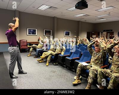 Sonny Kelly, 512th Memorial Affairs Squadron chiave coniuge, interagisce con il pubblico durante la sua presentazione “Speaking Truth to and With Power” (verità parlante e con il potere), il 7 gennaio 2023, durante l'Assemblea di addestramento dell'unità presso la base dell'aeronautica militare di dover, Delaware. Kelly ha parlato dell'importanza di una sana comunicazione interpersonale. Foto Stock