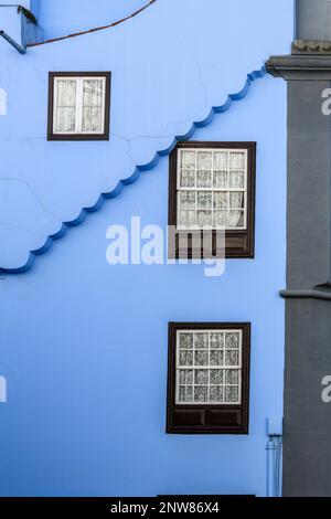 Una banda diagonale di decorazioni smerlate ornate si innalza sulla parete blu della caffetteria Plaza Catedral in Calle del Obispo Rey Redondo, la Laguna Foto Stock