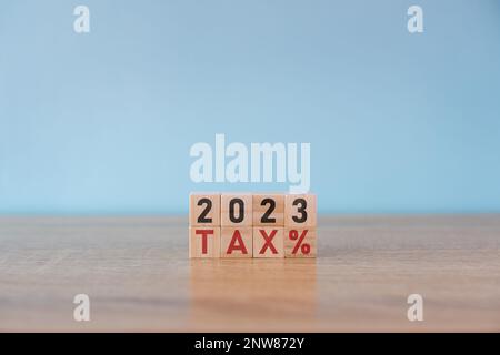 Tassa e numero 2023 su blocco di legno. Pagare le tasse in 2023 anni. Il nuovo concetto di imposta del 2023. Dichiarazione dei redditi. Foto Stock