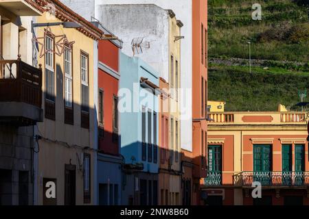 Una fila di edifici colorati fiancheggia la stretta Calle de San Agustín a San Cristobal de la Laguna a Tenerife. Foto Stock