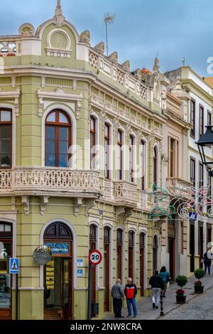 La facciata decorata di un negozio in Calle Carrera del Escultor Estévez a Tenerife, la Orotava Foto Stock