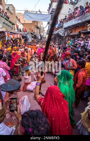 Barsana, Utttar Pradesh, India. 28th Feb, 2023. 'Lathmar Holi' viene celebrato a Barsana per onorare la tradizione di Lord Krishna e Radha Rani che giocano a Holi. Questa tradizione viene seguita allo stesso modo anche oggi. Per partecipare a Lathmar Holi, le donne bastoni doccia sugli uomini, e gli uomini si difendono. Ma l'amore reciproco, la fiducia e il rispetto sono nascosti in questa gioiosa celebrazione. Questo festival è un simbolo di unità, fratellanza e amore. Vicoli di Barsana sono stati floccati da uomini di Nangaon per giocare Lathmar., il 28th febbraio 2023. (Credit Image: © Saurabh Sirohiya/ZUMA Press Wire) USO EDITORIALE o Foto Stock
