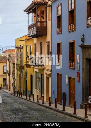 Una fila di case colorate fiancheggia la stretta Calle León a Tenerife, la Orotava Foto Stock