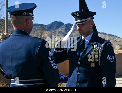 Un membro degli Stati Uniti Air Force Honor Guard saluta la bandiera americana durante il Capo Maestro Sgt. (RET.) Paul Kerchum's Interment Ceremony al Southern Arizona Memorial Veterans Cemetery, Sierra Vista, Ariz., 25 gennaio 2023. Kerchum passò via il 17 dicembre 2022, e fu deposto a riposo con pieni onori militari, quello che sarebbe stato, il suo 103° compleanno. Foto Stock